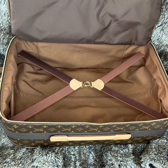 Louis Vuitton suitcase with wheels - Picture 10 of 16
